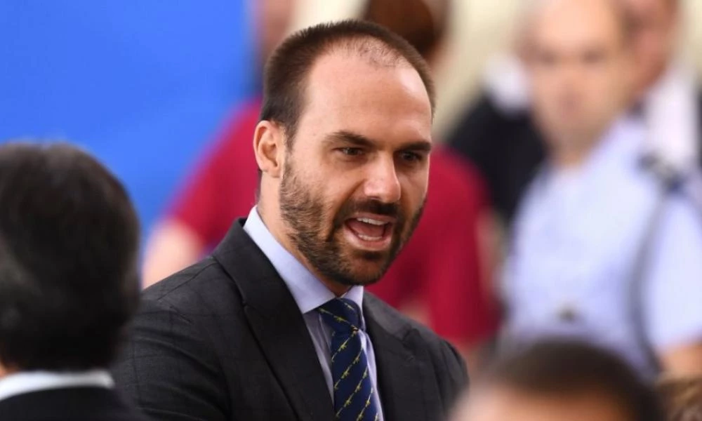 Βραζιλία: Ο γιος του Μπολσονάρου καταδικάστηκε να αποζημιώσει δημοσιογράφο